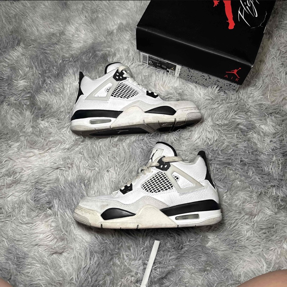 Jordan 4 Military Black size 6Y/7.5W